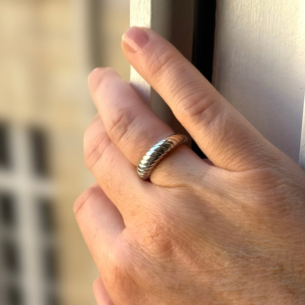 Bague Jonc BOUCHERON en or blanc